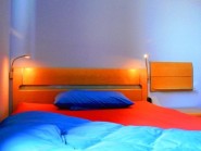Schlafzimmer mit Wasserbetten der Feriewohnung mit Meerblick